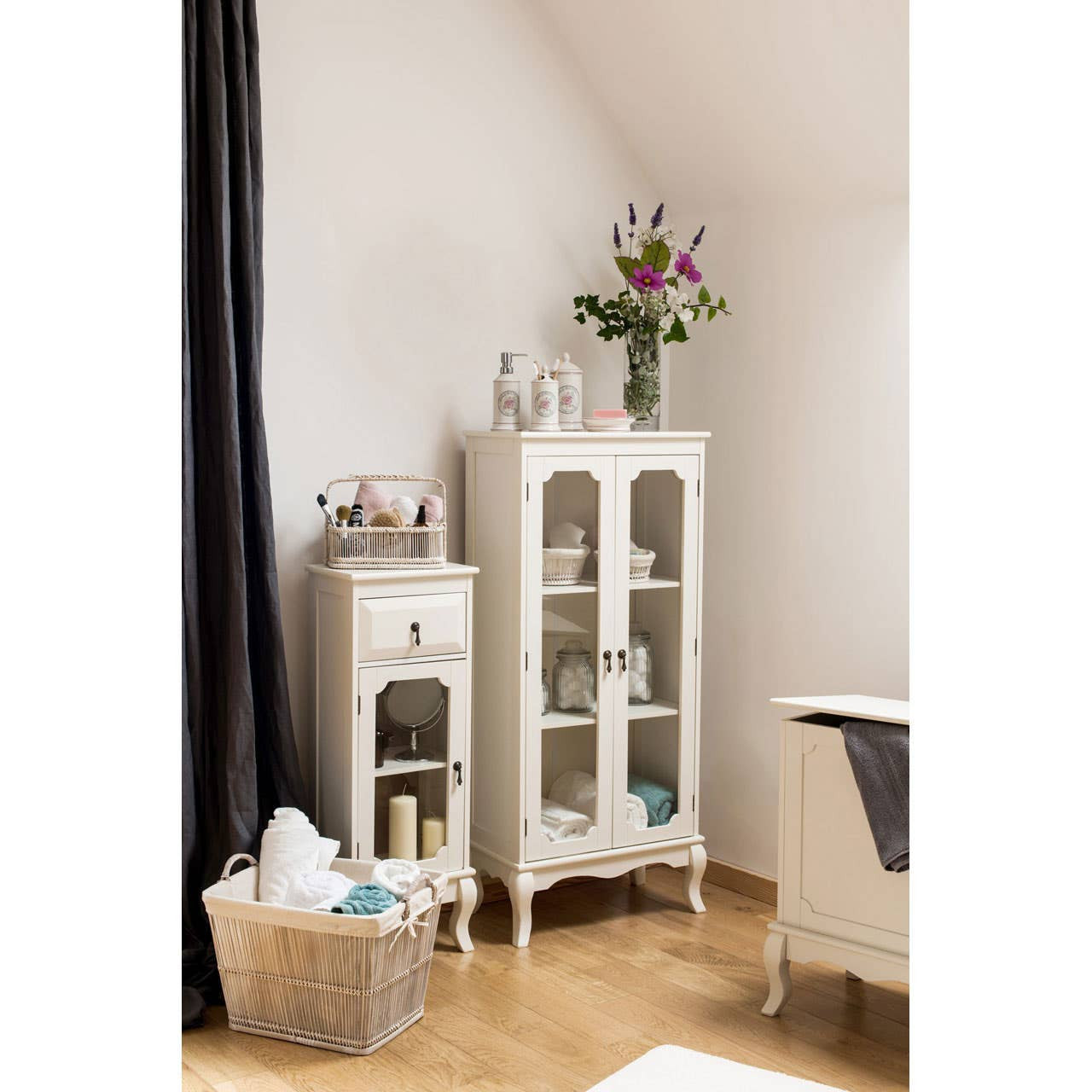 Évangeline Ivory Display Cabinet with 2 Glass Doors & Carved Legs