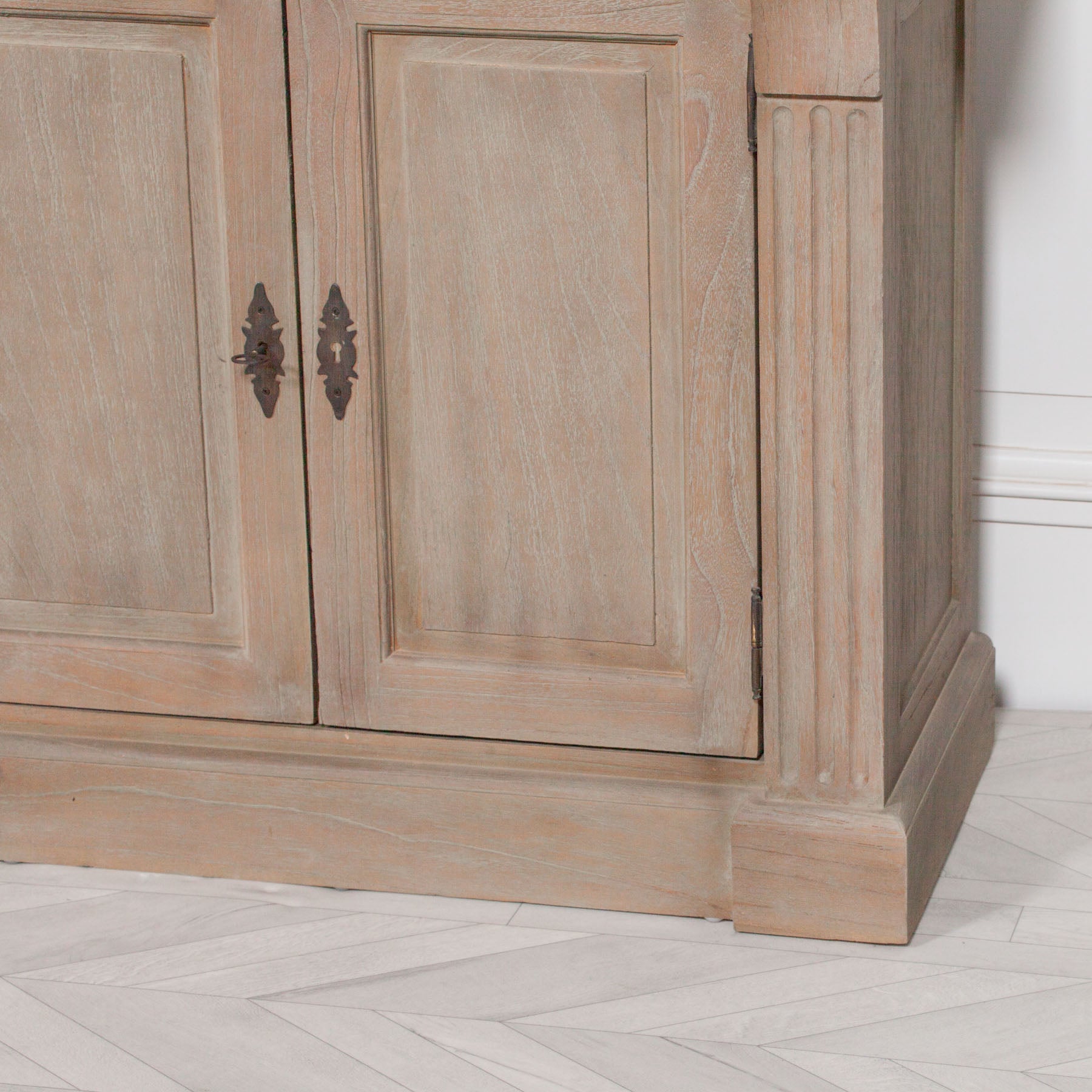 Théodore Extra Large Triple Open Bookcase with Storage – Rustic White Cedar Wood