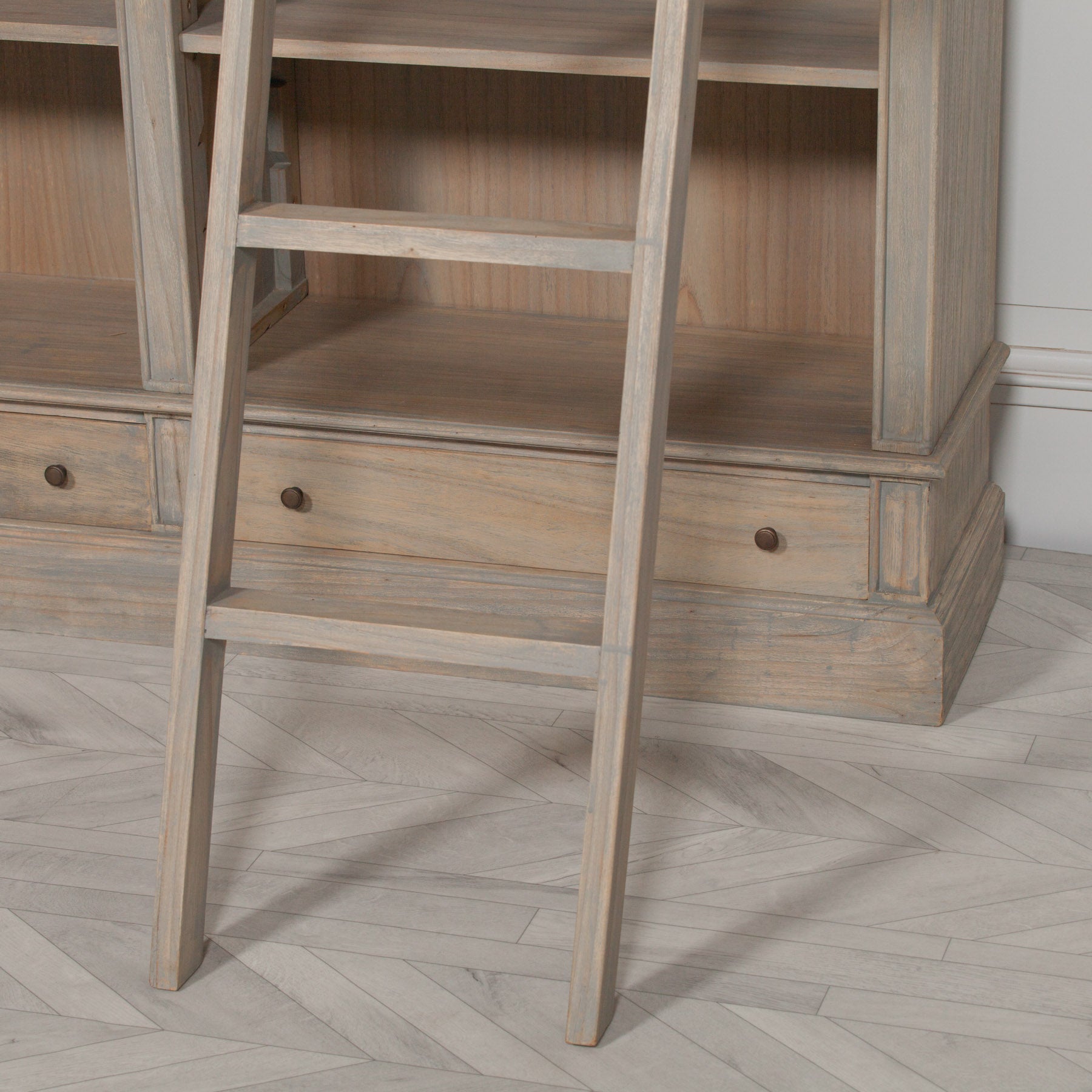 Théodore Large Library Bookcase with Ladder – Rustic White Cedar Wood