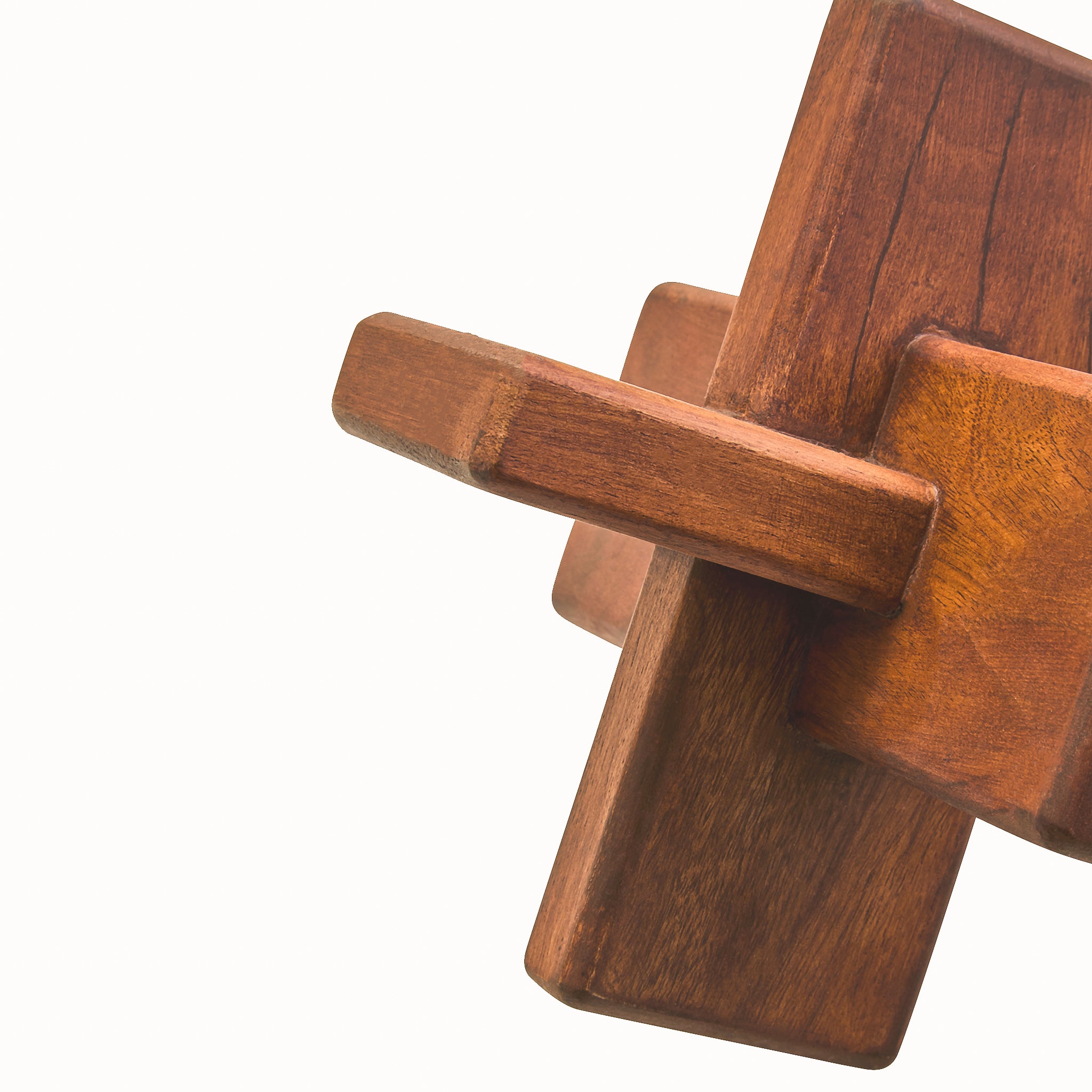 Detailed angled view of the Noé hand-carved acacia wood sculpture showing its geometric interlocking design, brown finish and natural timber grain